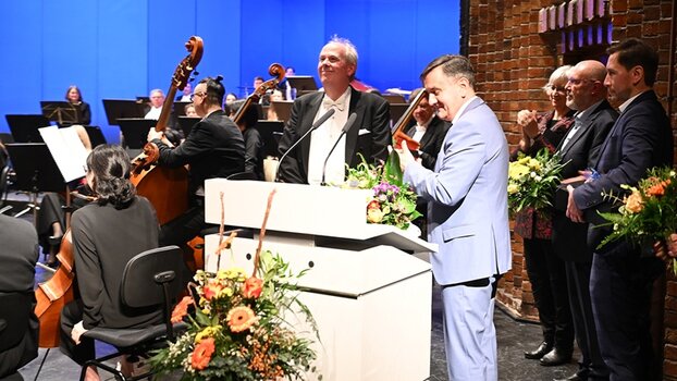 Harztheater GMD Johannes Rieger Intendant Johannes Rieger wird zum Generalmusikdirektor ernannt. Mit dabei ist unter anderem Landrat Thomas Balcerowski.
