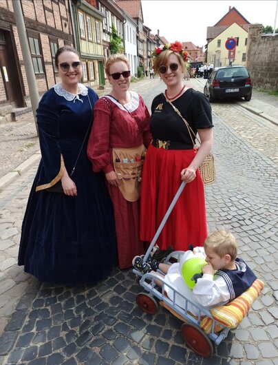 Kostümfundus Halberstadt Harztheater Drei Frauen in Kleidern aus dem Kostümfundes des Harztheaters bei den Königstagen in Quedlinburg