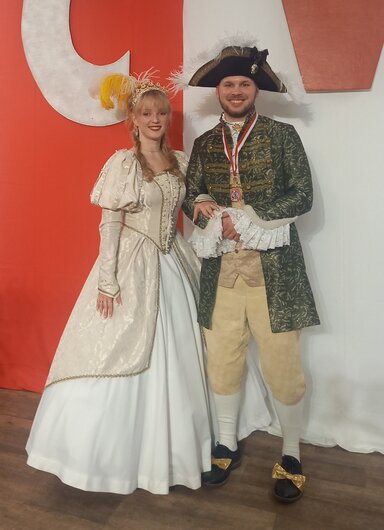 Kostümfundus Halberstadt Harztheater Eine Frau und ein Mann in Kostümen als Prinzenpaar bei einer Karnevalsfeier