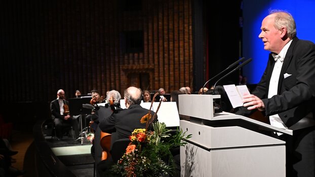 Harztheater GMD Johannes Rieger Intendant des Harztheaters Generalmusikdirektor Johannes Rieger am Rednerpult mit Orchester