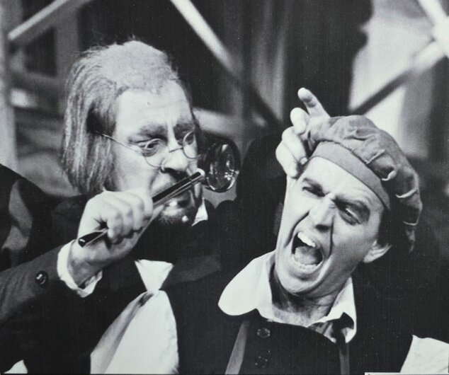 Historische Aufnahme einer Inszenierung am Harztheater mit Kammersänger Klaus-Uwe Rein in schwarz-weiß