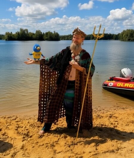 Kostümfundus Halberstadt Harztheater Ein Mann verkleidet als Meeresgott Neptun steht an einem Strand eines Sees