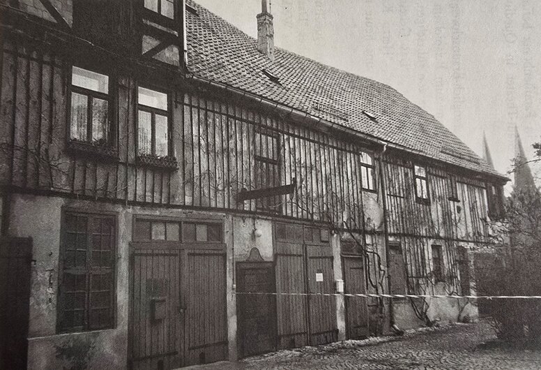 Außenaufnahme des damaligen Schauspielhauses in der Scheune auf dem Freihof Mummental Quedlinburg, Zustand Mai 1994