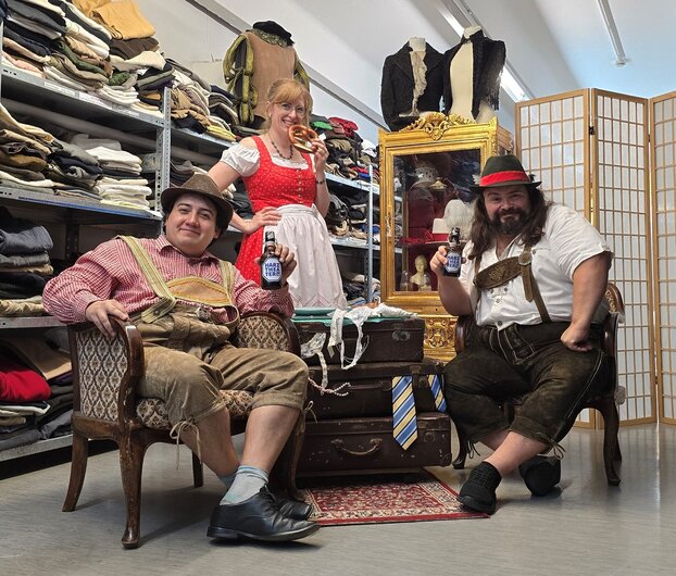 Sänger Francisco Huerta, Fundusleiterin Carmen Willke und Sänger Tobias Schöner in Oktoberfest-Trachten