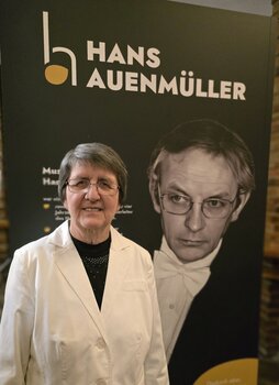 Harztheater Ausstellung Auenmüller Theaterwissenschaftlerin Silke Nuss vor einer Ausstellungstafel zu Hans Auenmüller