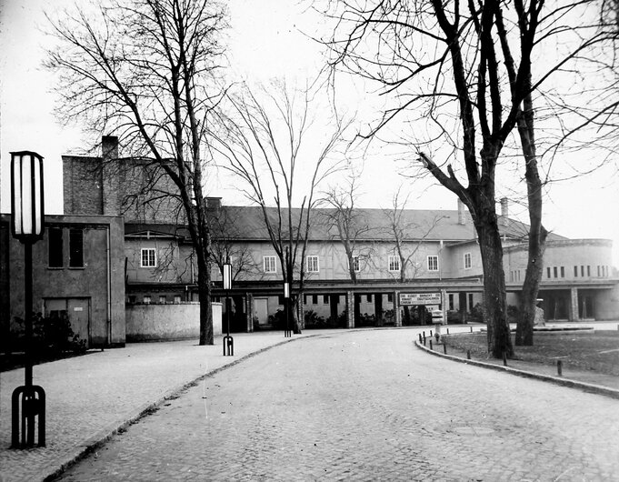 Außenansicht des Neubaus des Theaters Halberstadt um 1950 mit Theatervorplatz