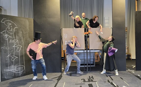Szene aus einer Probe zur Oper Il Barbiere di Siviglia mit dem Musiktheaterensemble im Malsaal