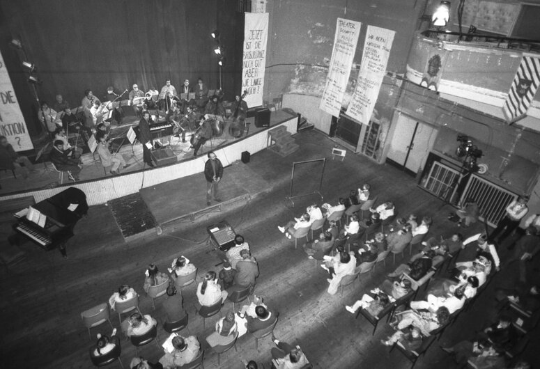 Theaterfest im Theater Quedlinburg 1994 mit Blick auf die Bühne und den Zuschauerraum