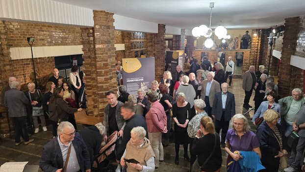 Harztheater Ausstellung Auenmüller Gäste der Ausstellungseröffnung "Ein Leben für die Musik" im Foyer des Großen Hauses Halberstadt