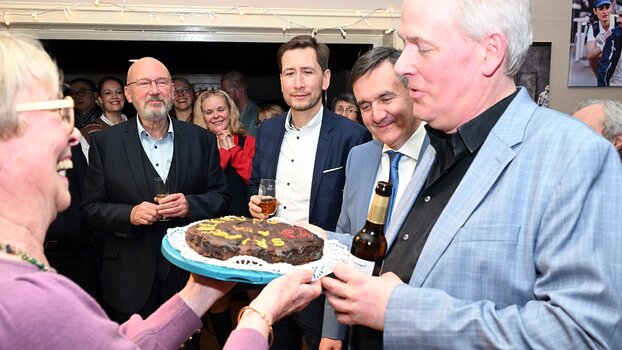 Harztheater Ehrung Johannes Rieger Hannelore Beyer vom Theaterförderverein Halberstadt überreicht Johannes Rieger einen Kuchen