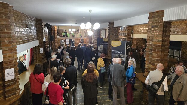 Harztheater Ausstellung Auenmüller Eröffnung der Ausstellung "Ein Leben für die Musik" über Hans Auenmüller mit Besuchern im Foyer des Großen Hauses Halberstadt