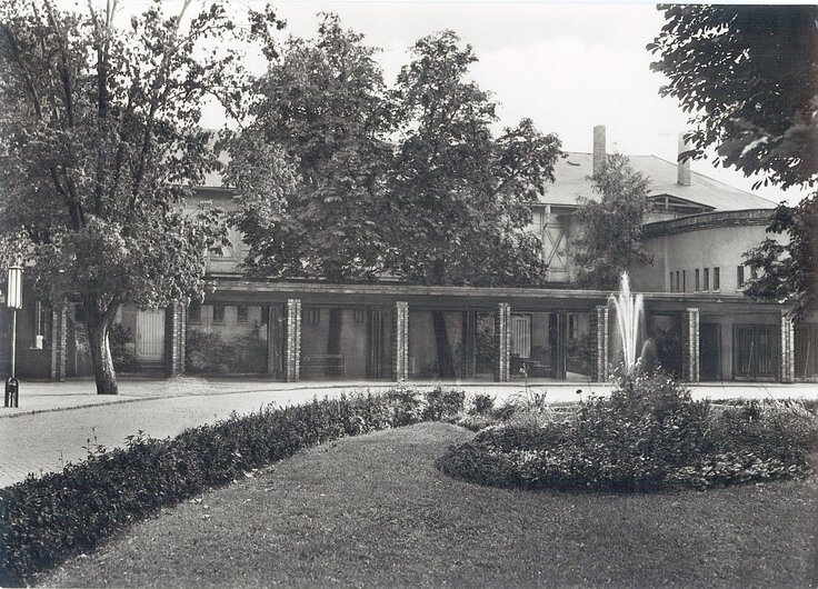 Außenansicht des Neubaus des Theaters Halberstadt um 1950
