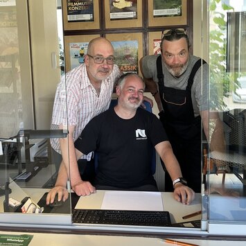 Harztheater Theaterkasse Verkaufsleiter Bertram Beier mit Benedikt Schörnig und Jan Krüger von der Bühne7 an der Theaterkasse in Quedlinburg