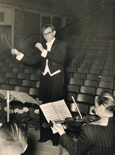 Musikdirektor Hans Auenmüller beim Dirigieren Ende der fünfziger Jahre