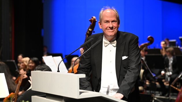 Harztheater GMD Johannes Rieger Intendant des Harztheaters Generalmusikdirektor Johannes Rieger am Rednerpult