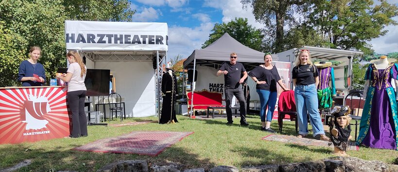 Informationstand bei der Berufsmesse in Halberstadt mit fünf Standbetreuern
