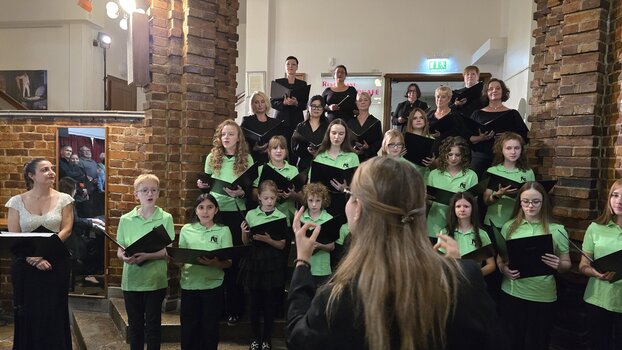Harztheater Ausstellung Auenmüller Der Kinderchor und Damen des Opernchores bei der Auenmüller-Ausstellungseröffnung