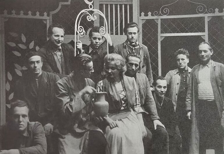 Historische Aufnahme des Technik-Teams bei der Produktion Entführung aus dem Serail in der Spielzeit 1957 und 1958
