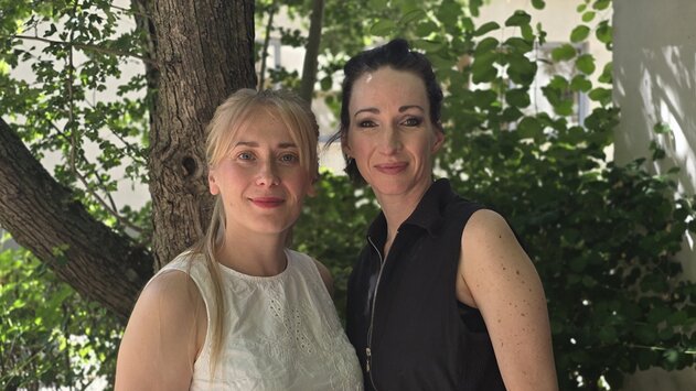 Portrait der Theaterpädagoginnen Swantje Fischer und Julia Morawietz