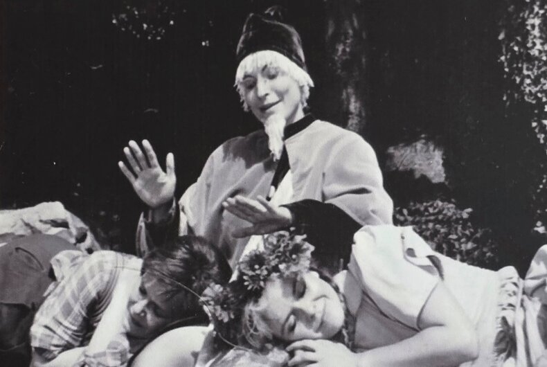 Historische Aufnahme einer Inszenierung am Harztheater unter anderem mit Bettina Pierags in schwarz-weiß