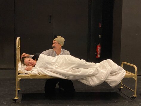 Harztheater Probe Der Hauptmann von Köpenick Probenszene mit Arnim Beutel und Luisa Jäger mit einem Bett.