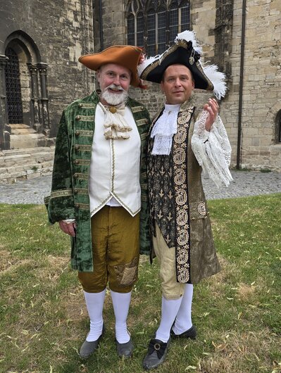 Kostümfundus Halberstadt Harztheater Schauspieler Arnold Hofheinz im Kostüm von Gleim und Schauspieler Eric Eisenach im Kostüm von Freiherr von Spiegel
