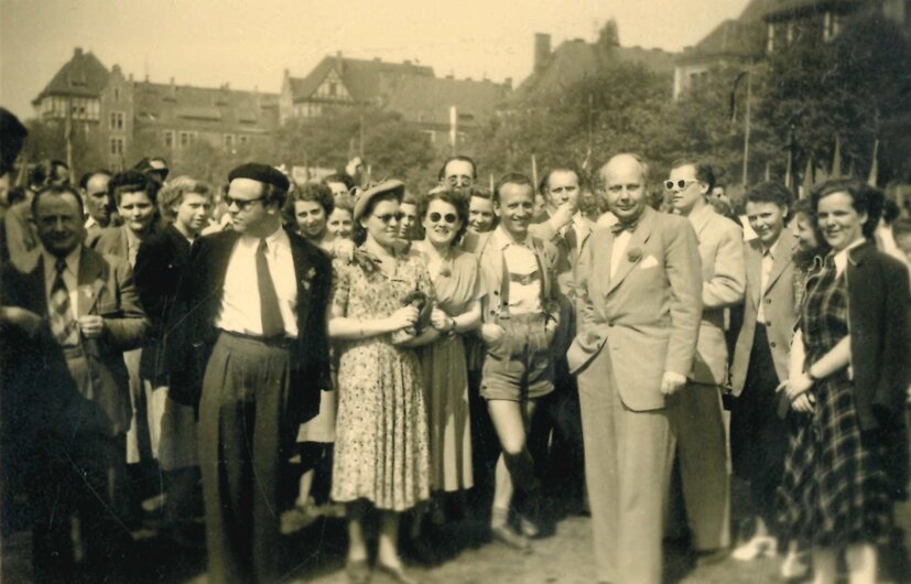 Gruppenfoto des Theaterensembles mit Hans Probst im Kasernenhof in der Harmoniestraße