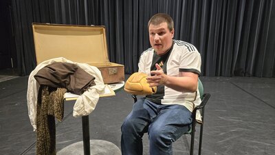 Szenenfoto des Klassenzimmerstücks Terezin des Harztheaters mit Schauspieler Philipp Braak