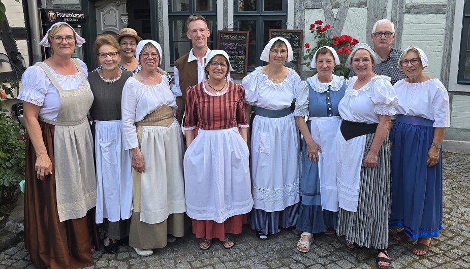 Kostümfundus Halberstadt Harztheater Mitglieder des Theaterfördervereins Halberstadt in Mittelalterkostümen bei den Sommerhöfen